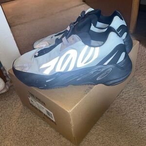 Yeezy 700 MNVN